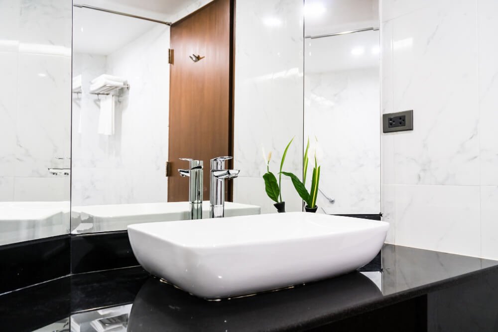 Complete bathroom renovations Hialeah - Affordable contractors providing full bathroom remodeling with bathtub, shower, and jacuzzi installations including plumbing and fixture upgrades
